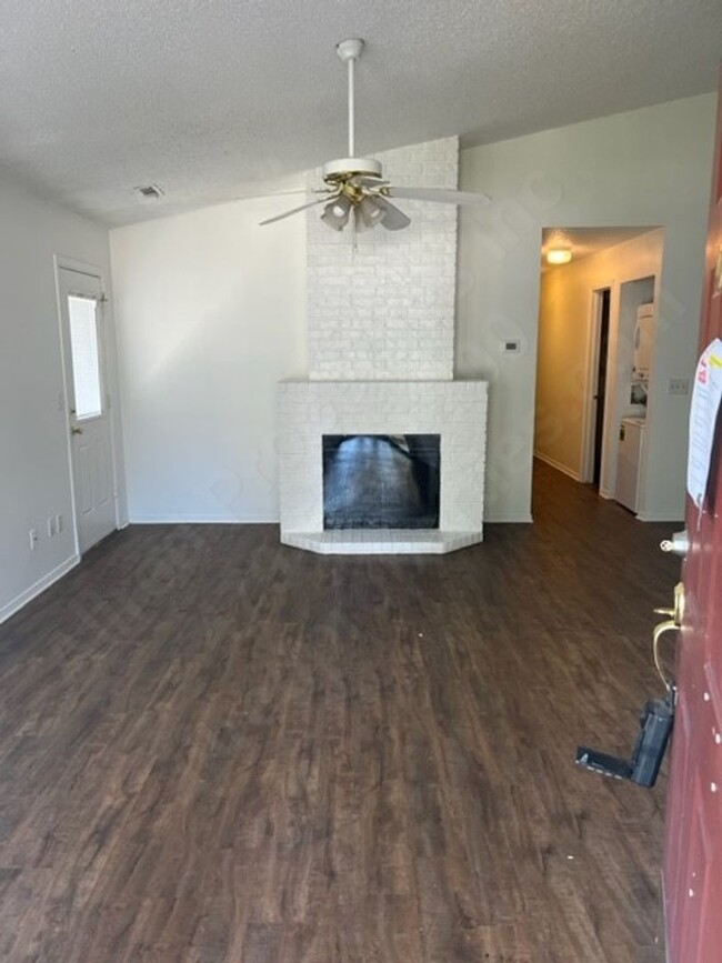 Building Photo - Cozy 2 bedroom, 1.5 bath, 1 car garage. La...