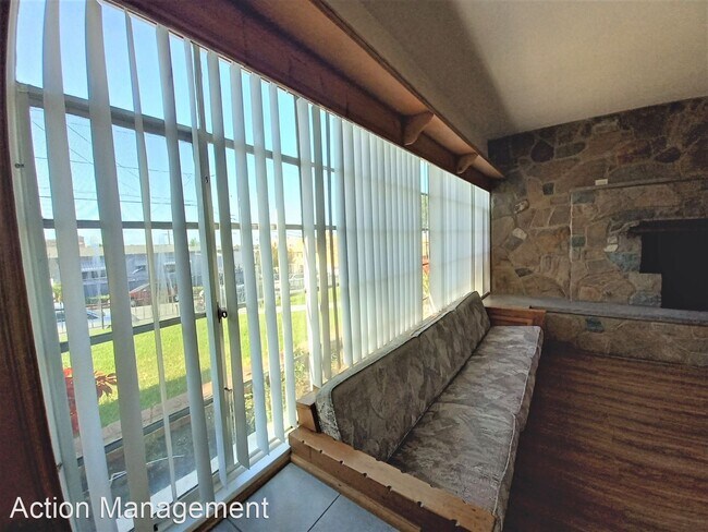 Building Photo - 4 br, 2.5 bath House - 2603 E. Wall St.