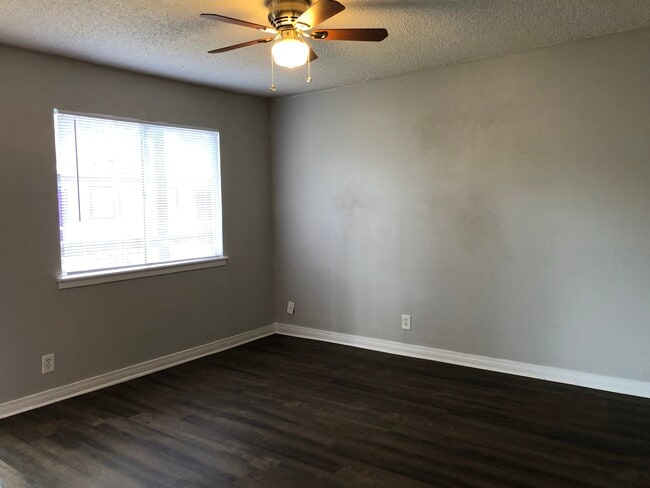 Living with ceiling fan - 137 Elm St