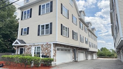 Building Photo - 75 Brackett St