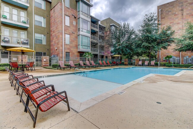 Piscina refrescante con asientos junto a la piscina. - HemisView Village