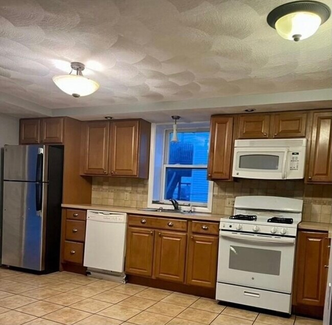 Foto del edificio - 296 Revere St