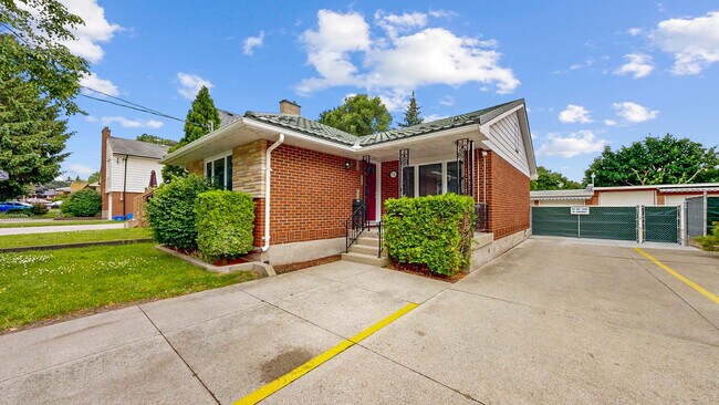 Photo du bâtiment - GORGEOUS NEWLY RENOVATED TWO BEDROOM MAIN ...