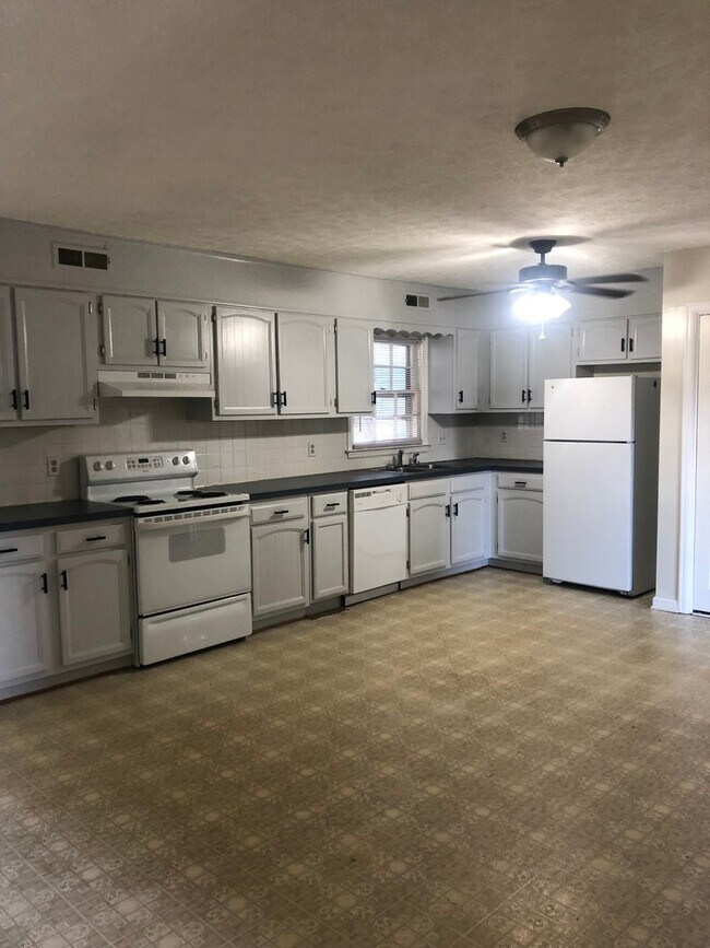 Foto del edificio - Three Bedroom Townhome near Peaks View Park, Fresh Market, 501 Expressway