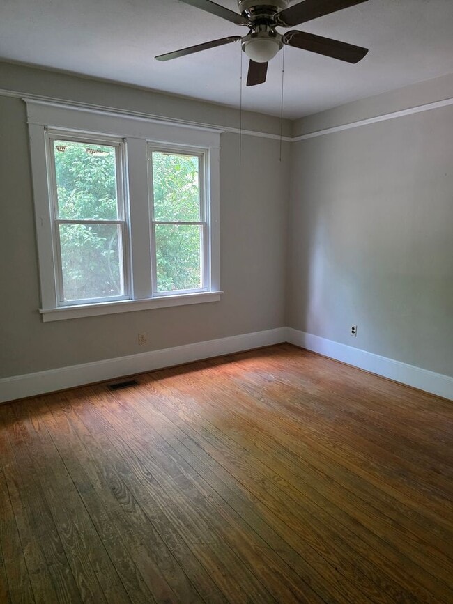 Building Photo - 2BR/2BA Cottage