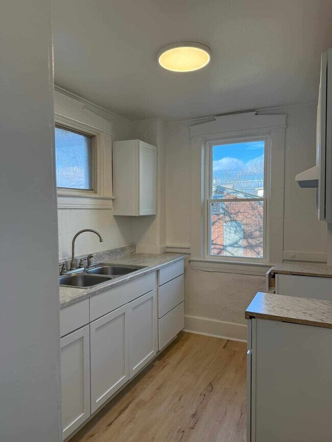 Building Photo - MASSIVE 4 bedroom, 2 bathroom house. RENOVATED