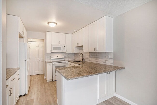 Building Photo - Spacious End Unit in Thornton