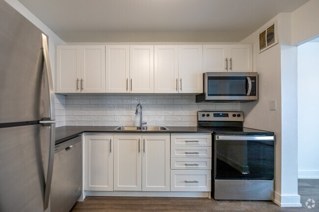 3BR, 1BA - 1,078SF - Kitchen - 836 Talwood Dr