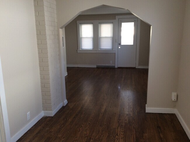 Building Photo - Cute 1 Bedroom South Omaha Home with Garag...