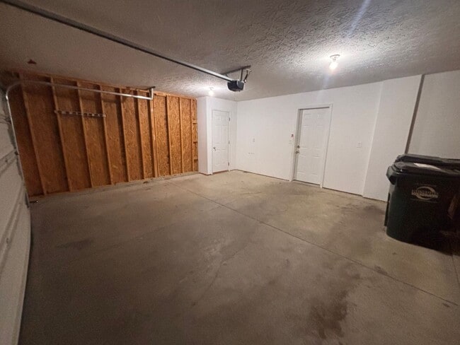 Building Photo - 747 Tamarack Ct