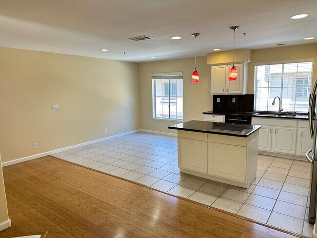 Building Photo - Fresh and Bright 3 Bed 2.5 Bath Evergreen ...