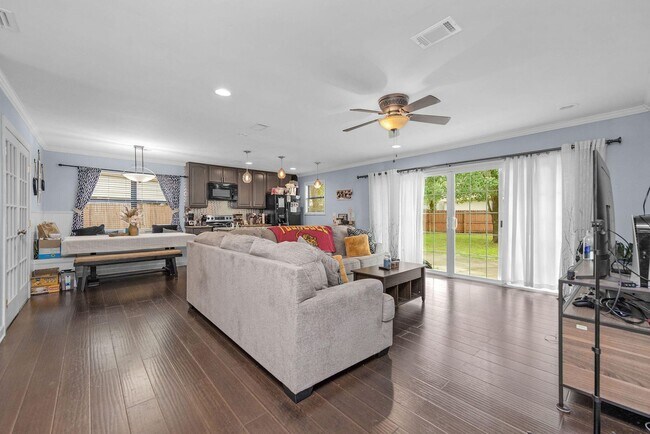 Foto del edificio - 326 Goldenrod Ct