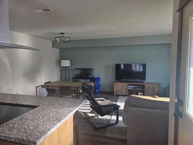 Building Photo - 3 Bedroom 2.5 Bath Condo near MSU