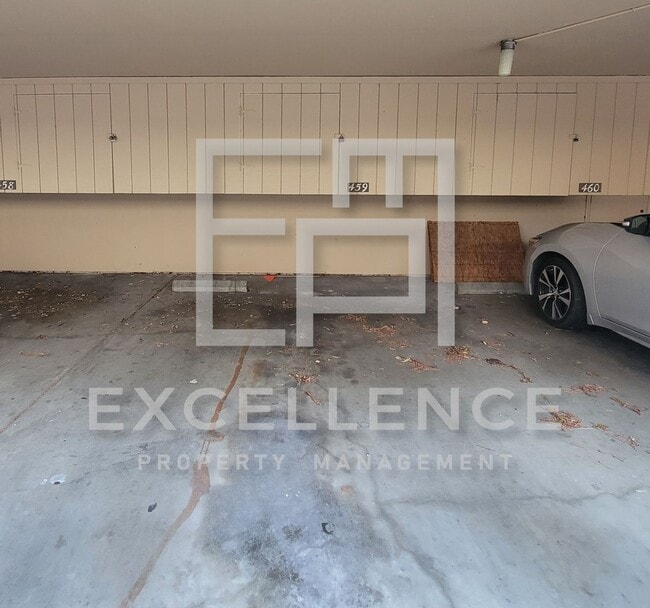 Building Photo - 2/1 With Private Patio, AC, Updated Kitche...