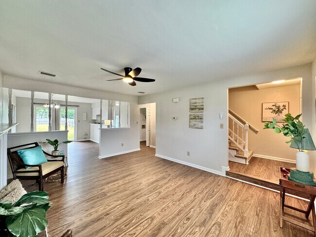 Building Photo - Completely Updated & Ready NOW! New Floori...