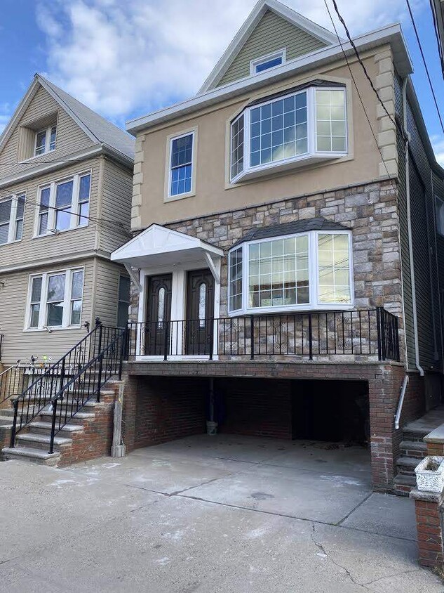 Primary Photo - 164 Avenue B