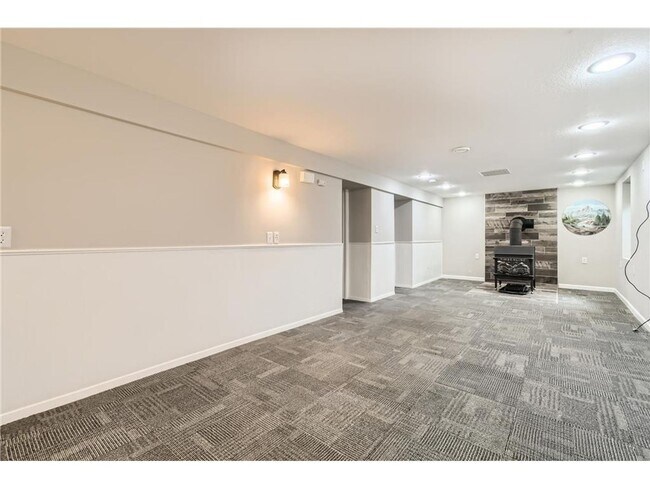 Foto del edificio - Like-New Redone Rambler with Family Room, Bonus Room and Hardwood Floors is Pet Friendly!