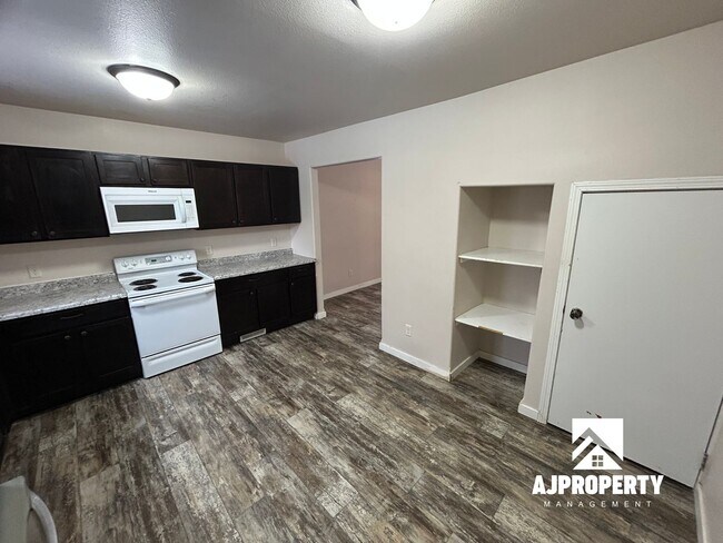 Foto del edificio - 214 W Russell St