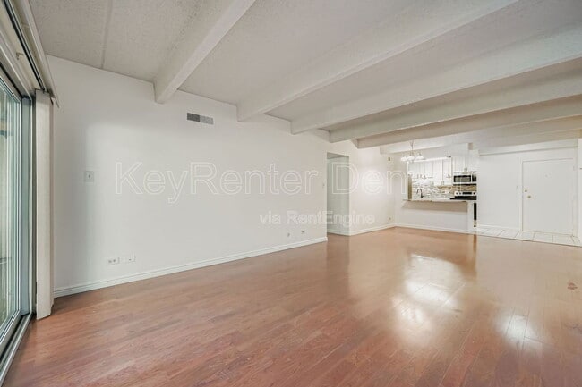 Foto del edificio - 8060 E Girard Ave