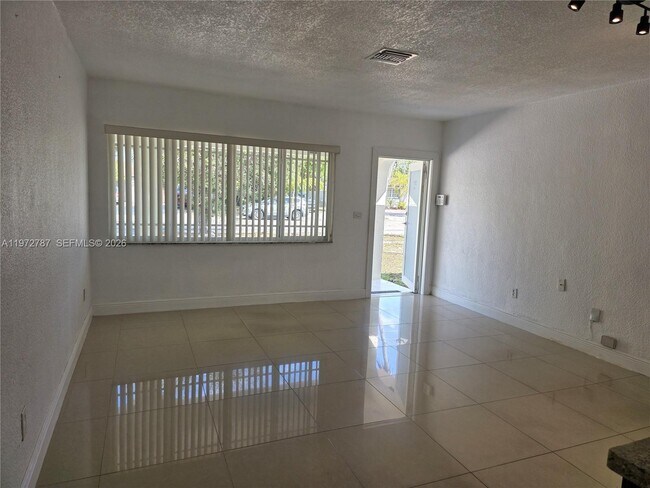 Foto del edificio - 6240 NW 114th St