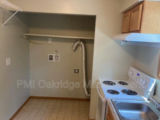 Foto del edificio - 1112 W Main St