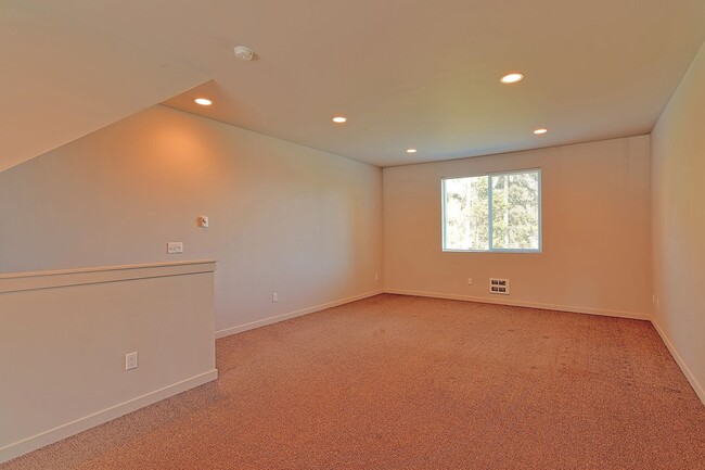 Foto del edificio - Spacious Townhome - Move In Ready!