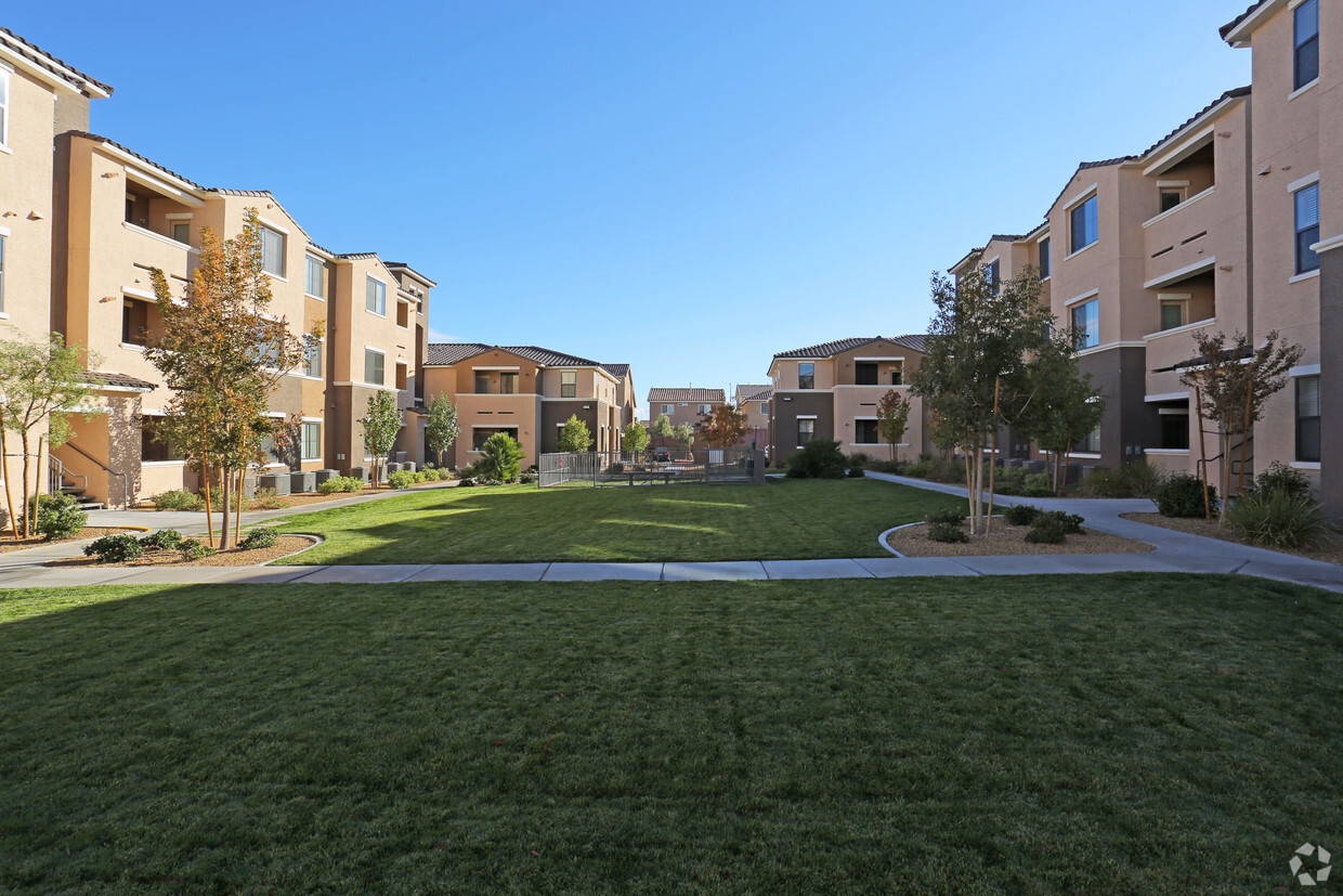 Foto principal - CHANDLER APARTMENT HOMES