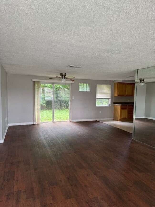 Building Photo - This cozy 2 bedroom 1 bath home in Holiday!