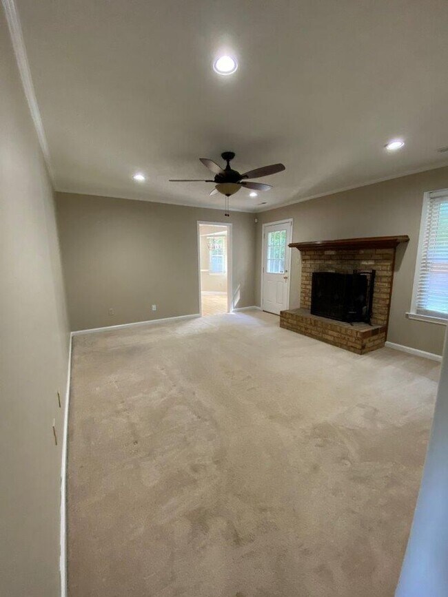 Building Photo - Spacious Ranch in Kempsville