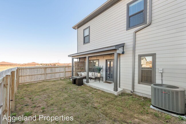 Building Photo - 4 br, 4.5 bath House - 2835 Papa Bear