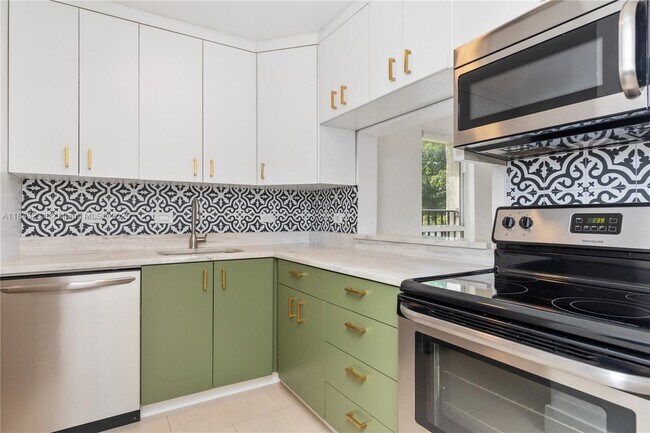 Foto del edificio - 6890 N Kendall Dr