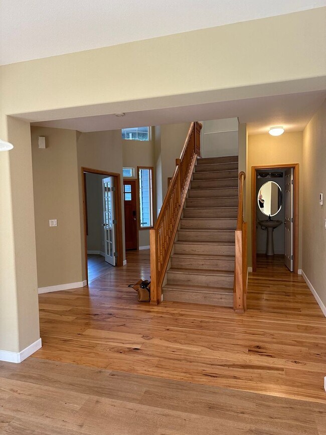 Building Photo - Beautiful 5 bedroom, 2.5 bathroom Home in ...