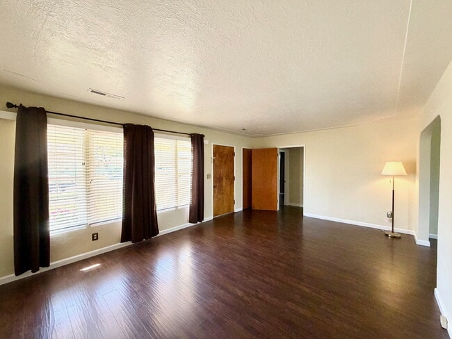 Foto del edificio - Charming Merced 2-Bedroom Gem in Spaghetti Acres