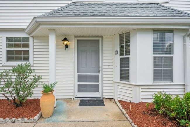 Building Photo - Ground Floor 2 Bed / 2 Bath with New Flooring