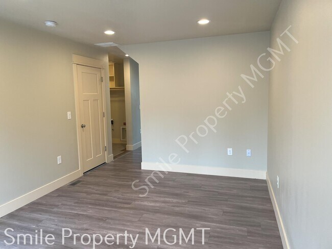 Building Photo - 5934 SE 136th Ave