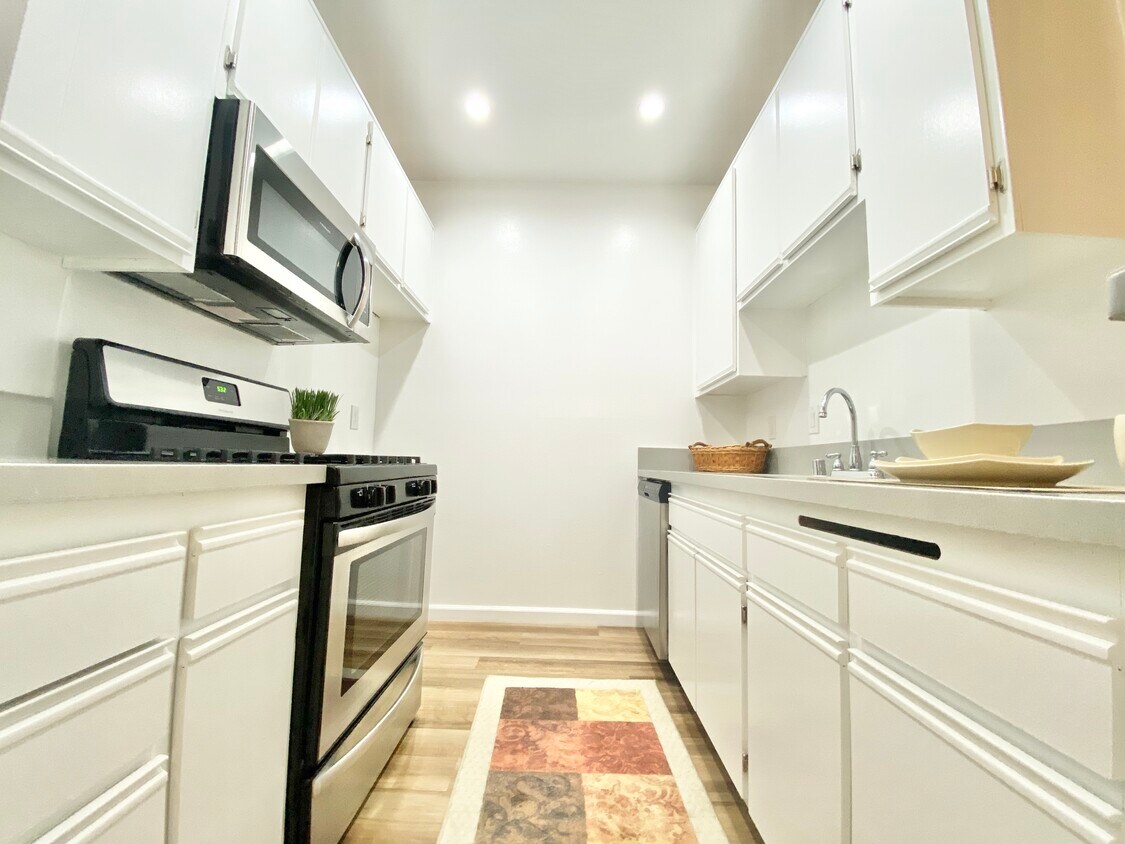 Foto principal - 1327 N Sierra Bonita Ave