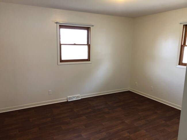 Building Photo - 2311 Eastmoreland Ave