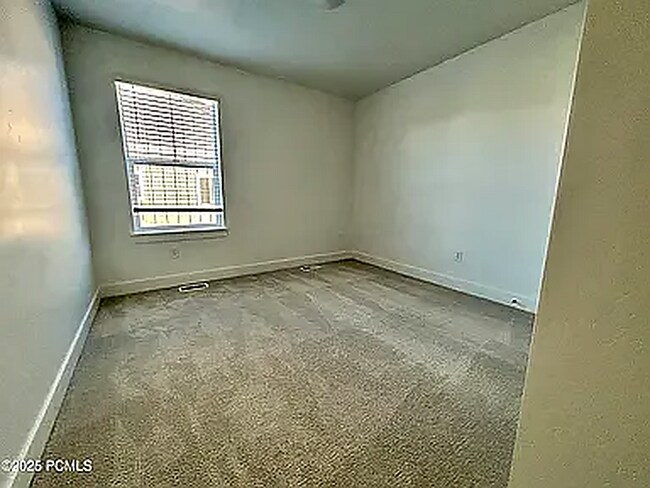 Building Photo - 2528 N Wildflower Ln