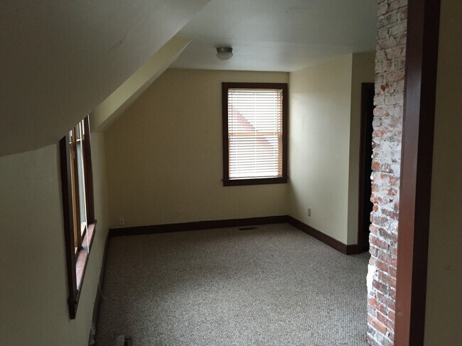Building Photo - 906 Stewart St