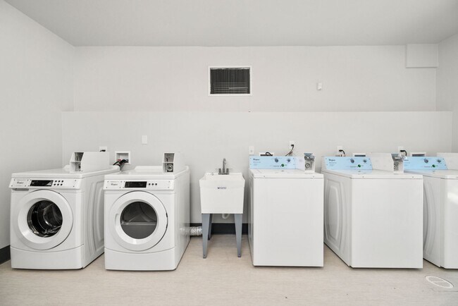 Foto del edificio - 1 bed 1 bath end unit apartment on the 3rd floor