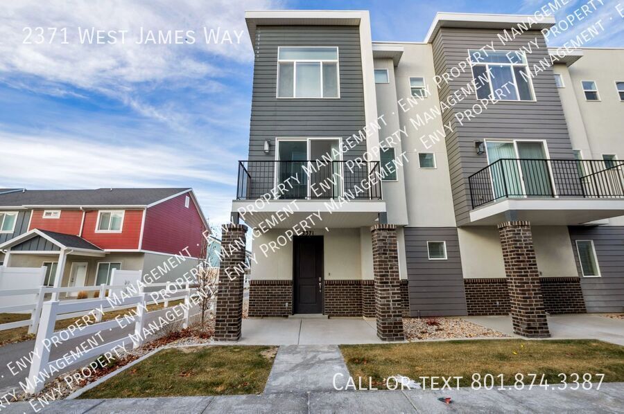 Foto principal - Modern 3 Bed, 2.5 Bath Home with Stainless...