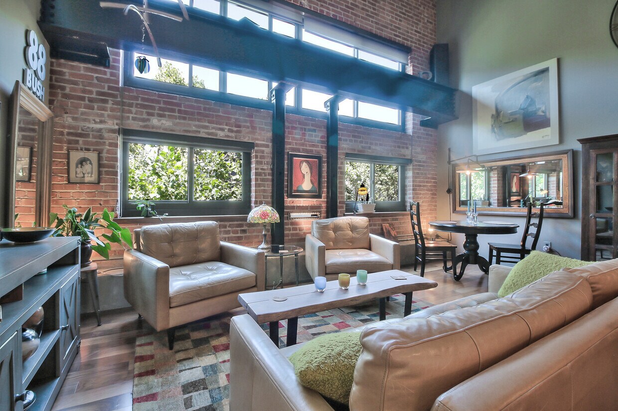 Foto principal - 3 Level Loft at Plant 51- 2 Bed/2 Bath - E...