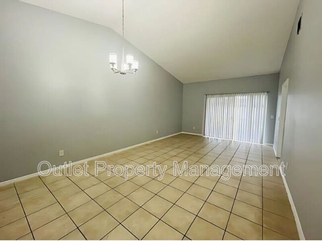 Foto del edificio - 14796 Laguna Beach Cir