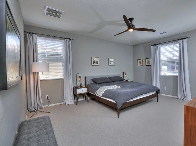 Foto del edificio - Beautiful Spacious 3-Bedroom, 2.5-Bathrm T...