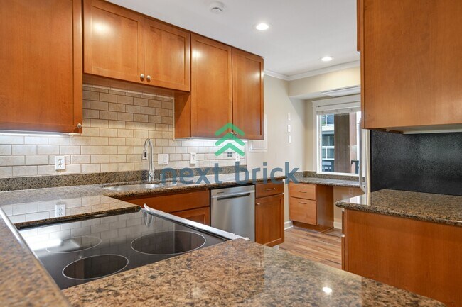 Building Photo - Bright & Remodeled Bellevue Condo | Steps to Downtown | Garage Included