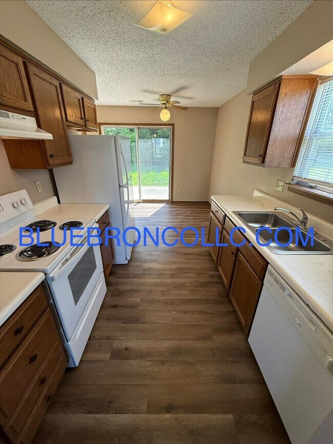 Building Photo - Spacious 4 bedroom unit with many features to love.