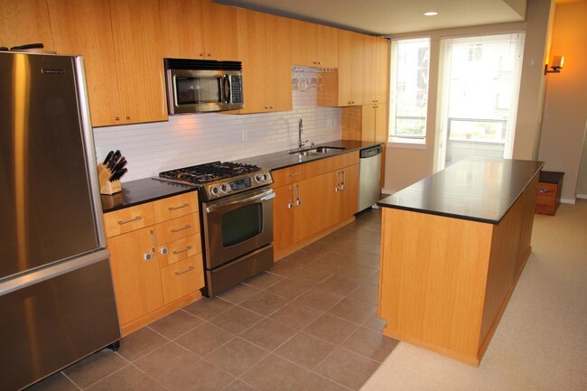 Kitchen/ High End Appliances - 81 Clay St