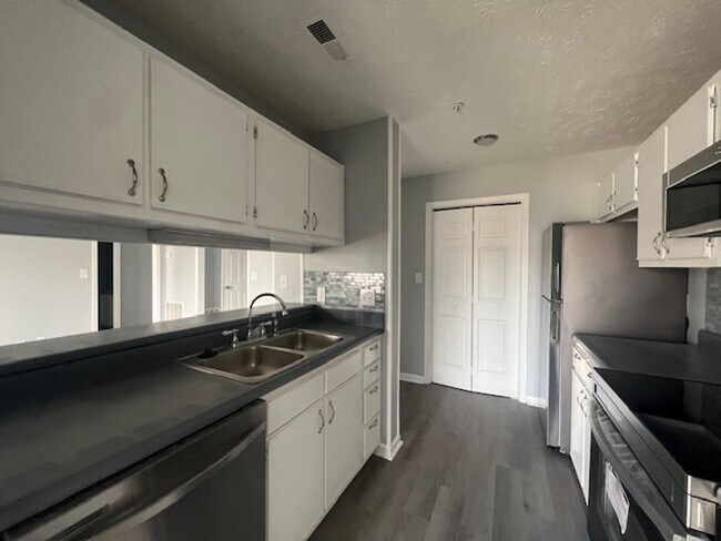 Building Photo - 250-7 Waterdown ~ The crossings