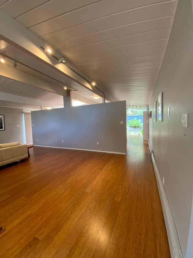 Building Photo - 4-bedroom Modernized Eichler, Available No...