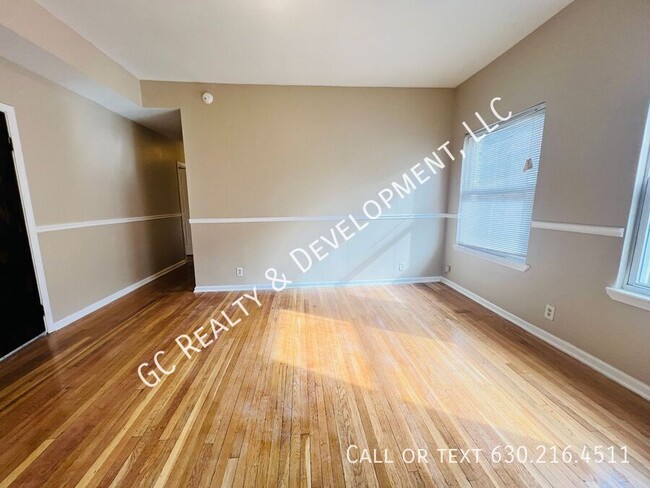 Foto del edificio - ***4 BEDROOM - 1 BTH / HARDWOOD FLOORING /...